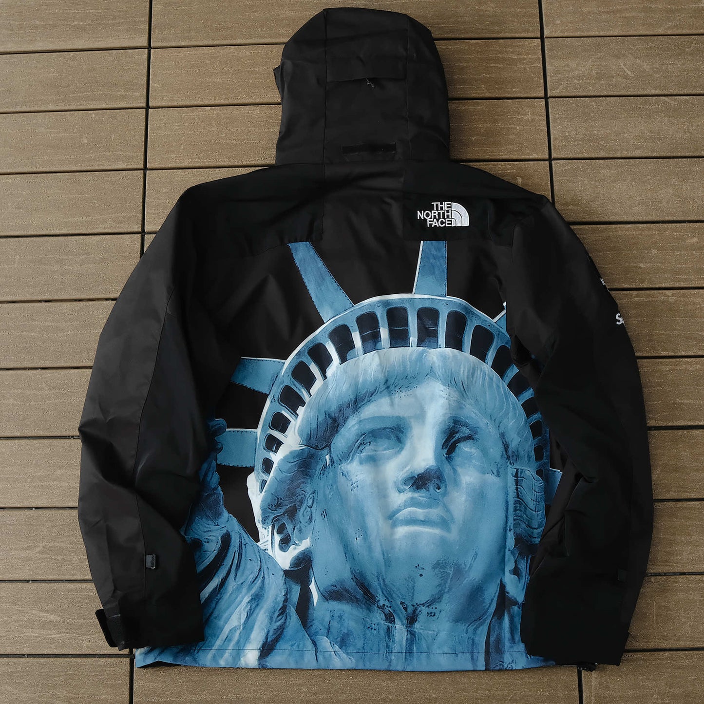 Jaqueta Supreme x The North Face Statue of Liberty